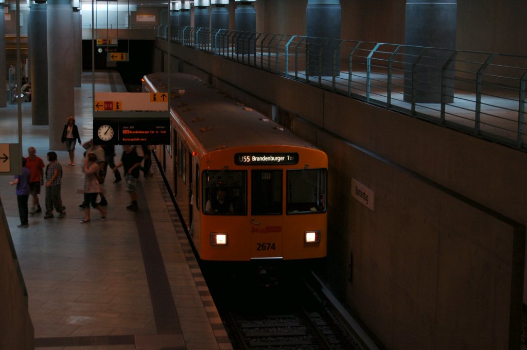 Ein zweiteiliger U-Bahnzug der U5 im U-Bahnhof Bundestag. 07.08.2012