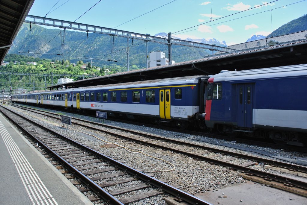 Ein zweiter EWI/II Simplonpendel dient als Modul am IR 2819, zuvorderst der AB EWII 50 85 39-35 136-3, Brig, 14.07.2012.