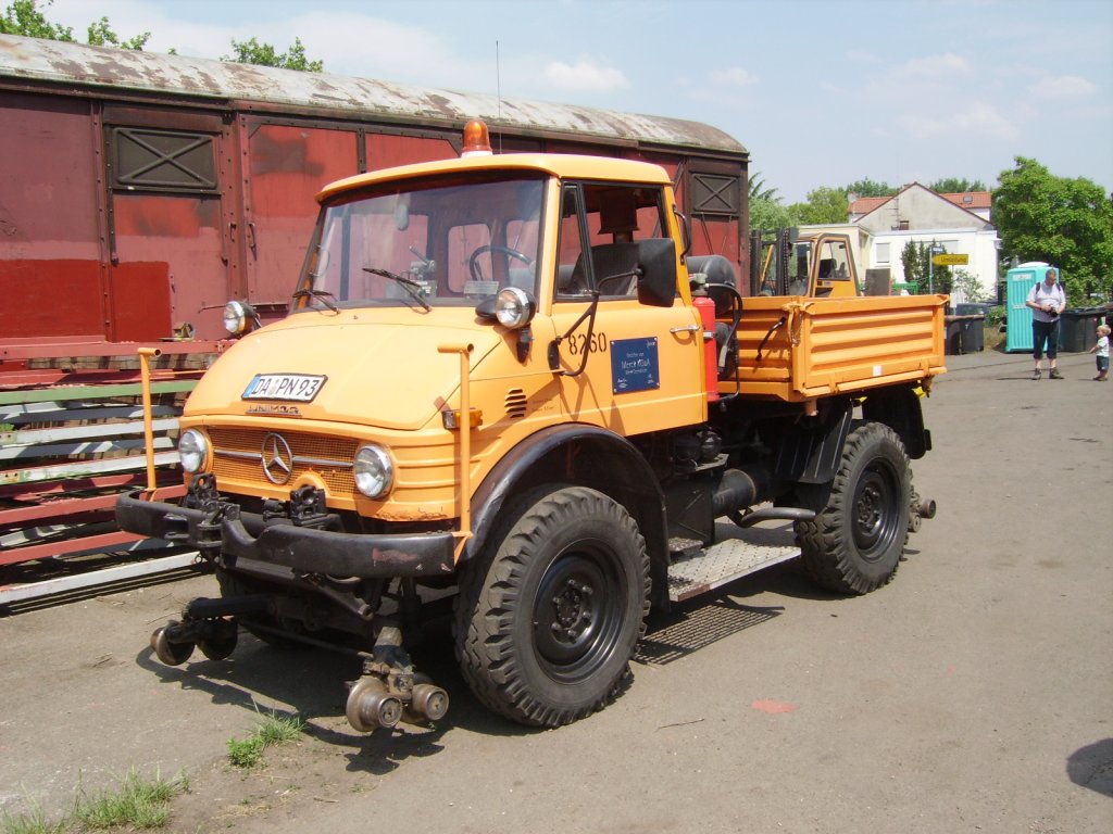 Ein Zweiweg Unimog in Darmstadt Kranichstein am 04.06.11 