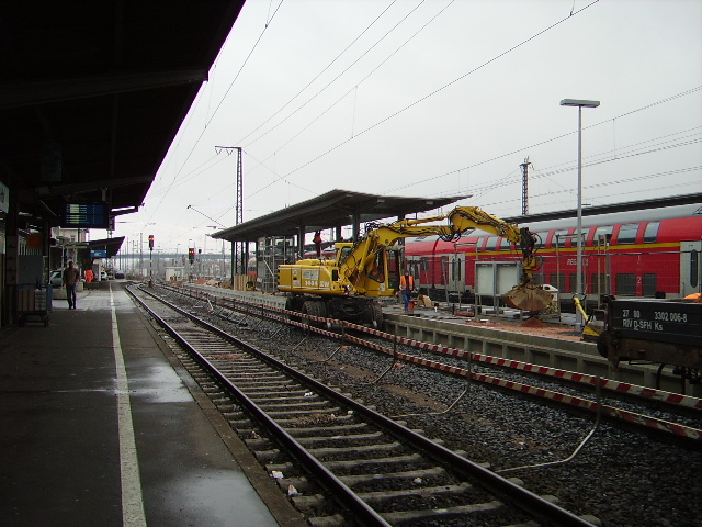 Ein Zweiwege Bagger arbeitet in Aschaffenburg Hbf am 23.02.09