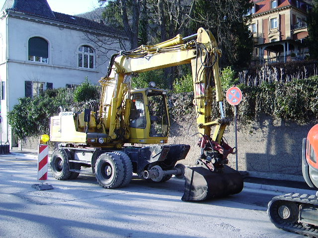 Ein Zweiwege Bagger in Heidelberg am Neckarufer am 02.03.11 was der dort macht verstehe ich nicht dort werden 2 von solchen eingesetzt ob wohl dort gar keine Schienen bearbeitet werden 