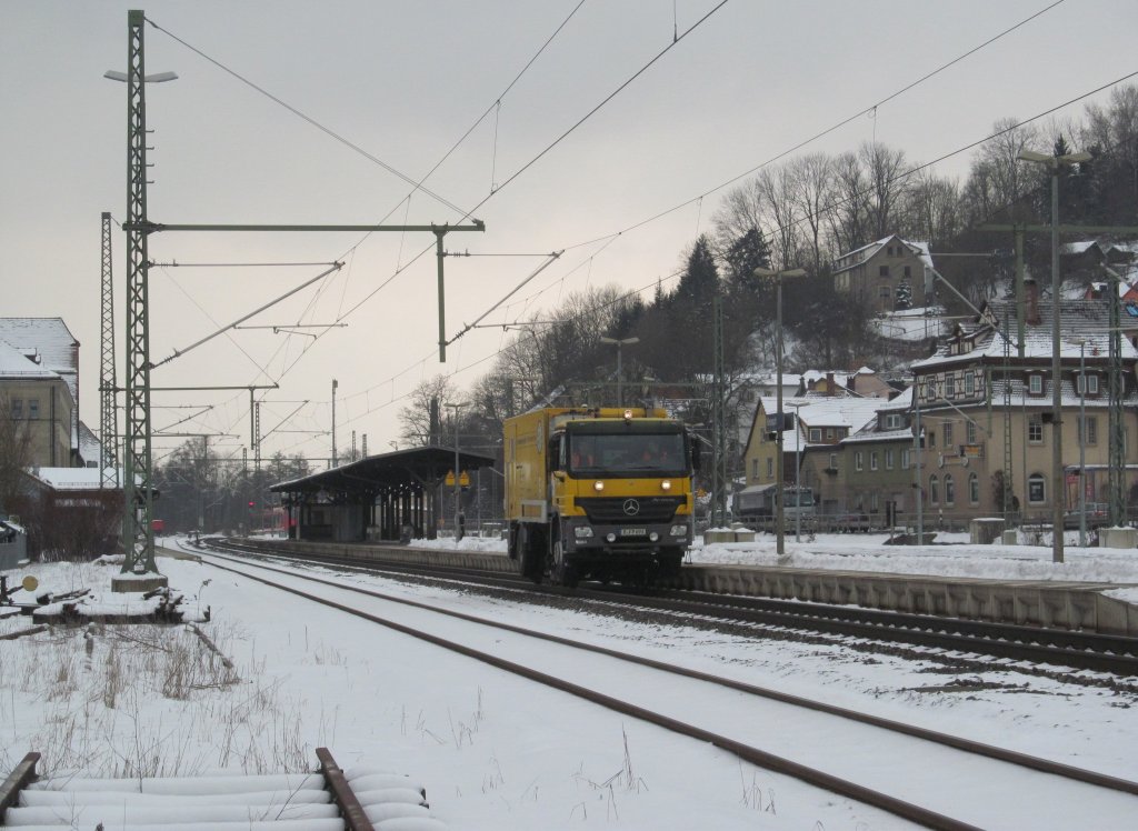 Ein Zweiwege-Schienenprfzug durchfhrt am 13. Februar 2013 den Bahnhof Kronach.