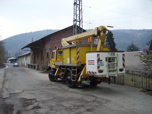 Ein Zweiwege Unimog von Strabag aus Berlin in Neckargemnd Bhf am 14.03.10