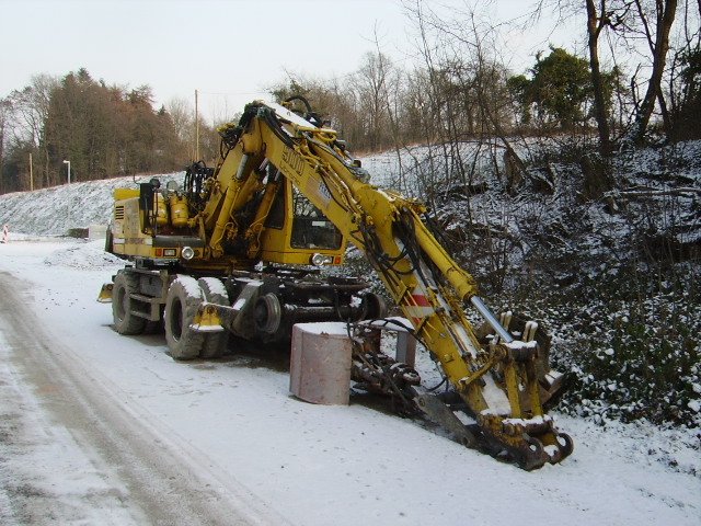 Ein Zweiwegebagger in Aglasterhausen Bhf abgestellt.