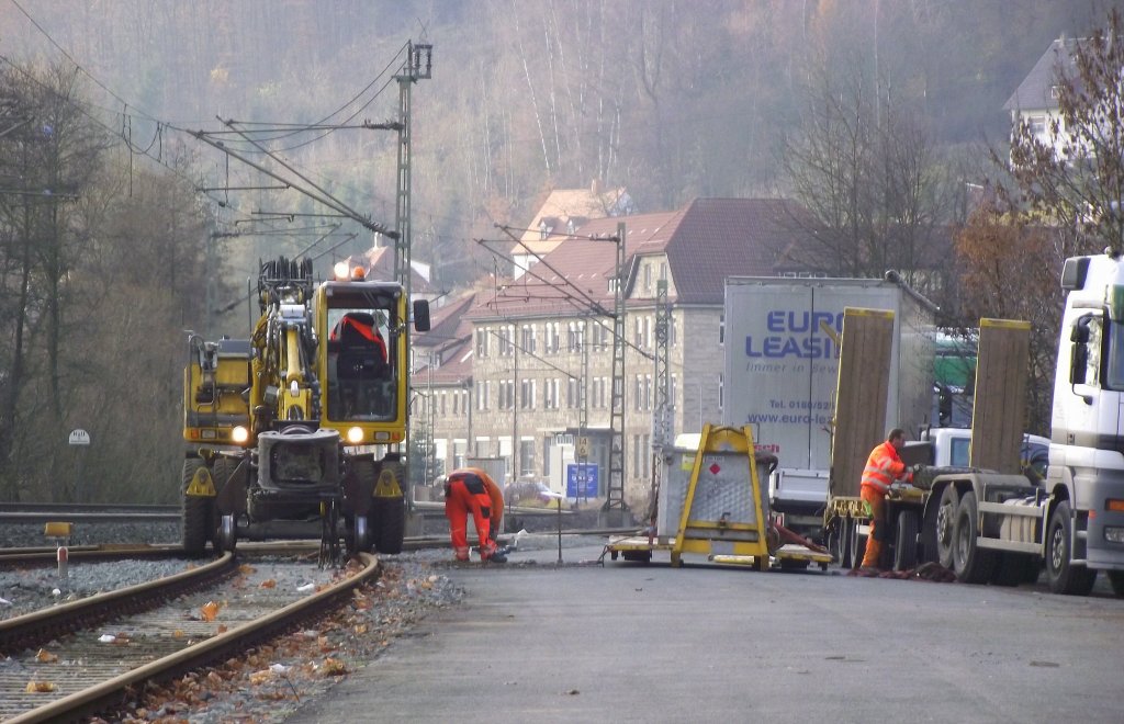 Ein Zweiwegebagger ist am 27. November 2011 auf dem Anschlussgleis des Kronacher Minerallwerkes im Einsatz.