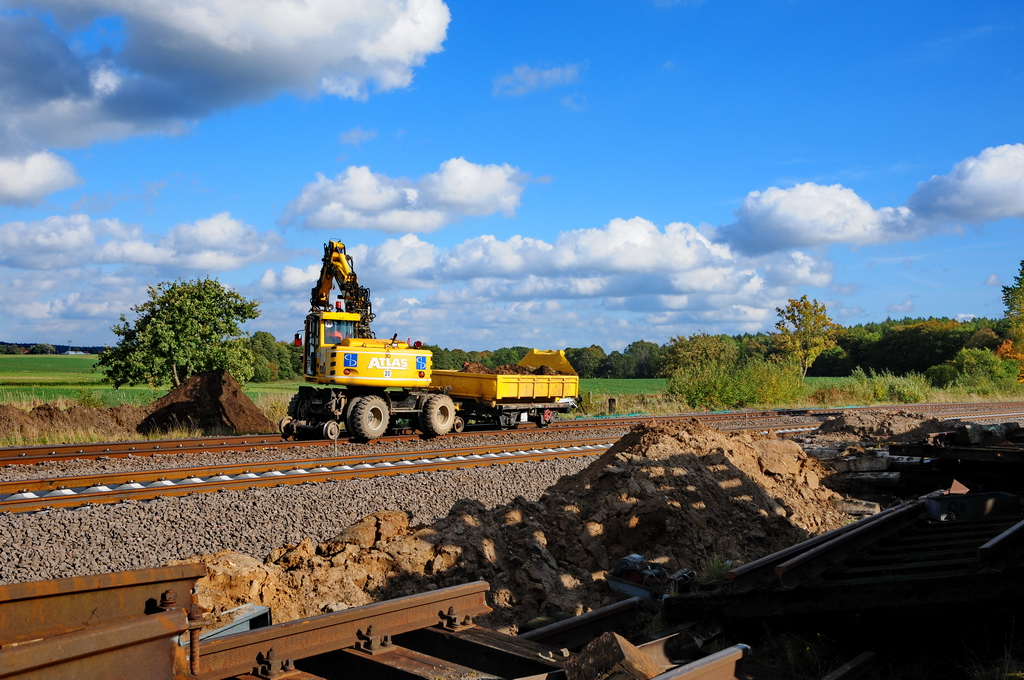 Ein Zweiwegebagger auf den bereits neuen Gleisen an der sdlichen Bahnhofsausfahrt Grabowhfe in Richtung Waren (Mritz) gesehen. 