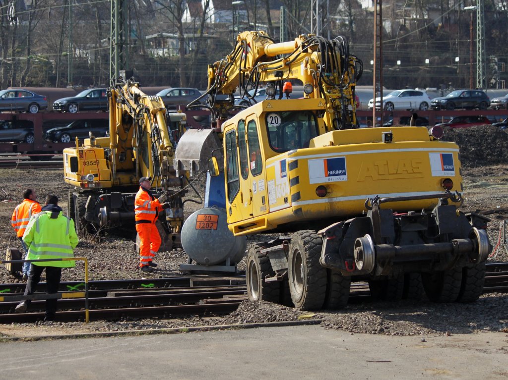Ein Zweiwegebagger von Hering bringt am 20.03.2012 in Aachen West seinem Kollegen was zu  saufen .