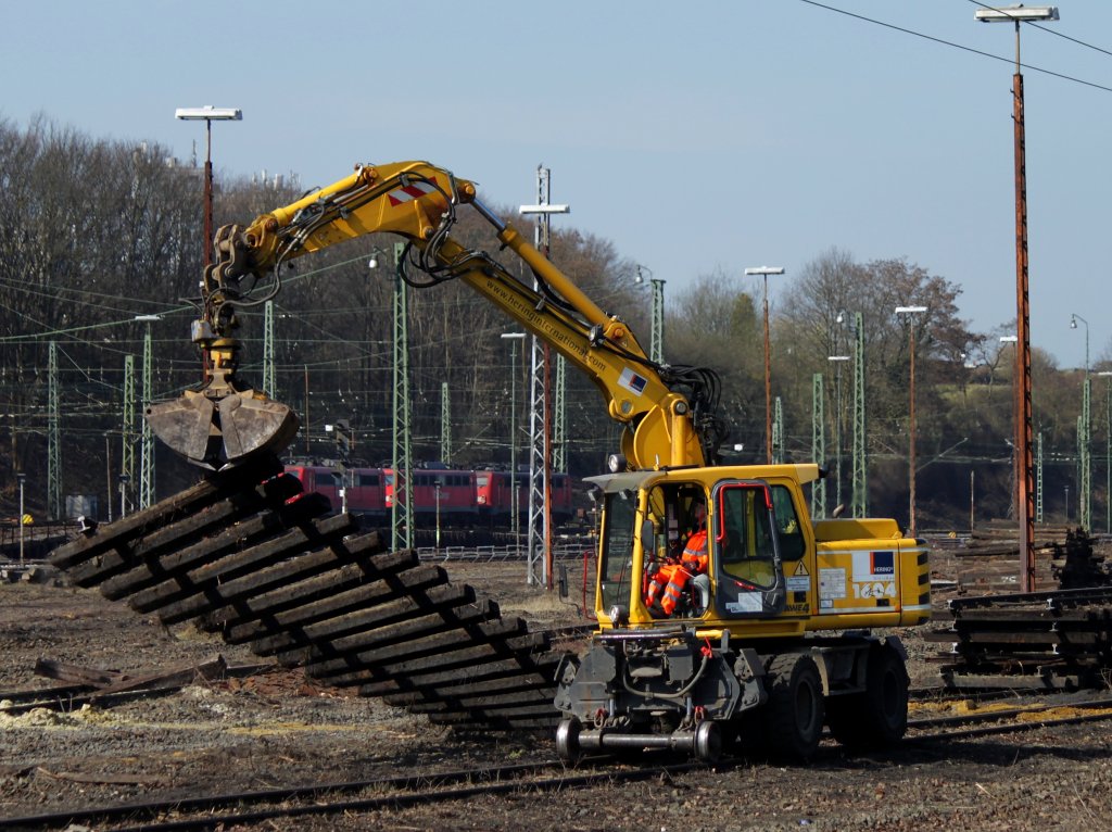 Ein Zweiwegebagger von Hering reit am 20.03.2012 in Aachen West Gleisjoche aus den Schotter. Hier werden ca 250000 qm Bahngelnde alte Gleise, Gebude und Anlagen zurckgebaut, um dem neuen Rwth Campus Platz zu machen.