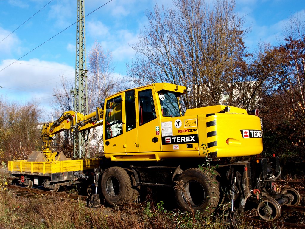 Ein Zweiwegebagger mit einem Gleiskraftwagenanh�nger (GKW-A) in Aachen West.