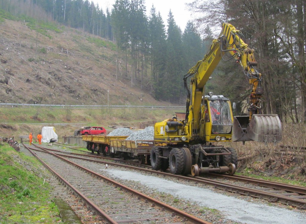 Ein Zweiwegebagger rangiert am 22. April 2013 mit drei SKL-Anhngern im Bahnhof Nordhalben.