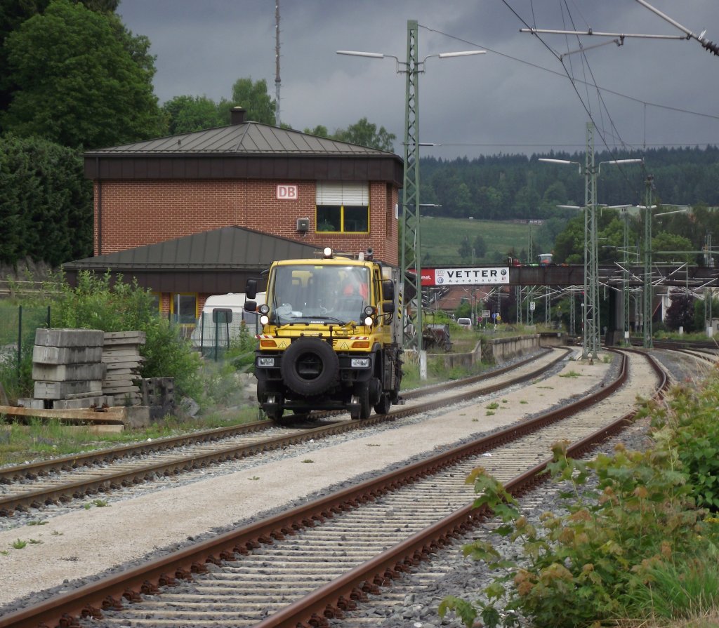 Ein Zweiwegefahrzeug rollt am 21. Juni 2011 �ber Gleis 6 in Kronach, um es vom Unkraut zu befreien.