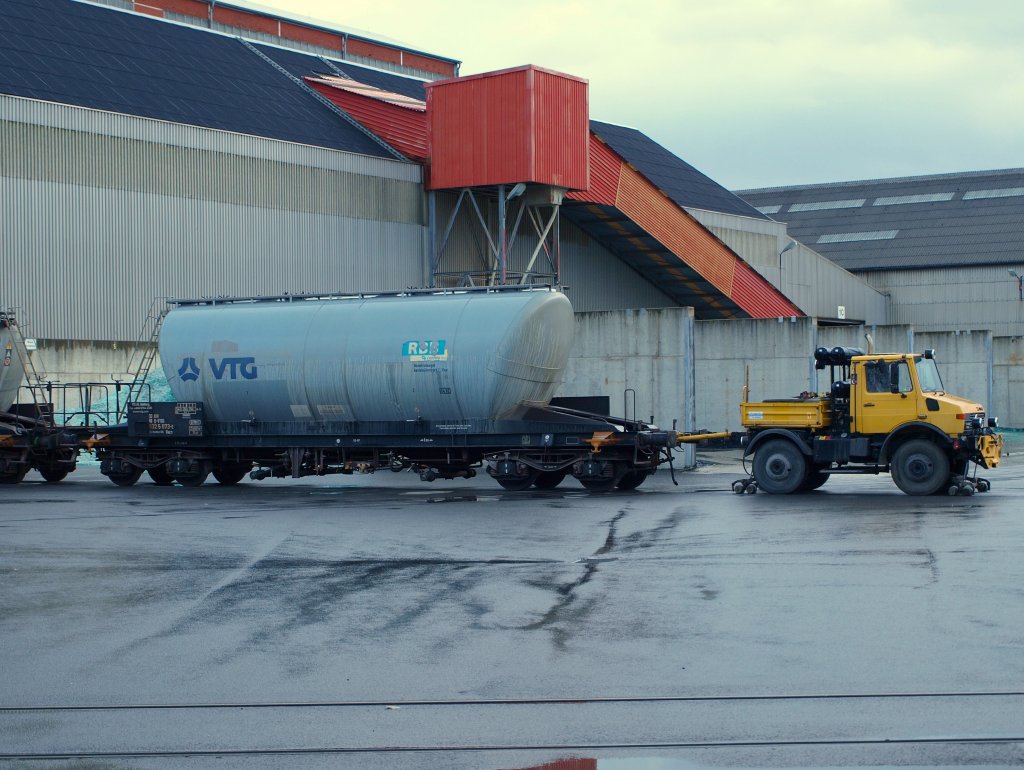 Ein Zweiwegeunimog mit Silowaggons auf dem Gel�nde der Firma Saint-Gobain Glass in Stolberg durch das Werktor fotografiert
