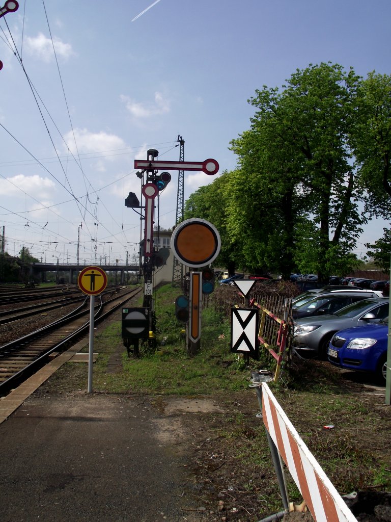 Ein Zwergformsignal am 29.04.13 in Hanau Hbf  