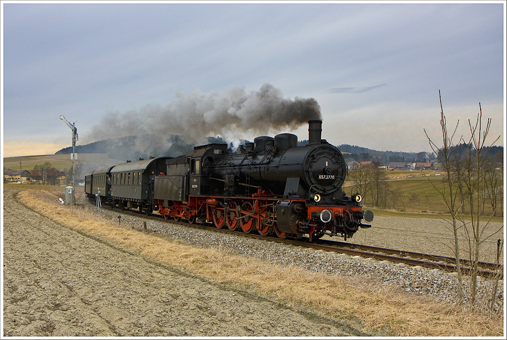 Einaml von unten und nicht von der Strasse bei der Einfahrt in den Bhf Eberschwang. 657.2770 mit dem R14312 (Braunau-Attnang-Puchheim). 13.3.2011