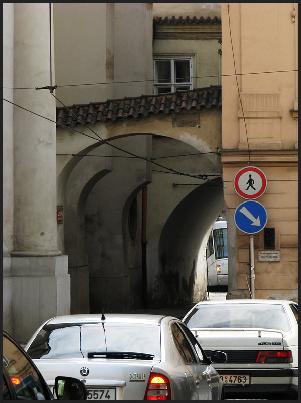 Einauge - 

Eine Straßenbahn linst durchs Tor. 

11.08.2010 (J)