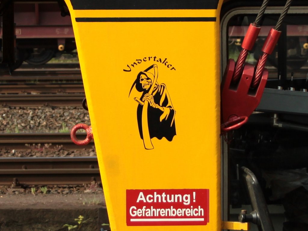 Eindeutige Warnung. Gesehen auf einer WSM 3S-Y der Deutschen Gleisbau Union am 09.05.2011 in Aachen West.