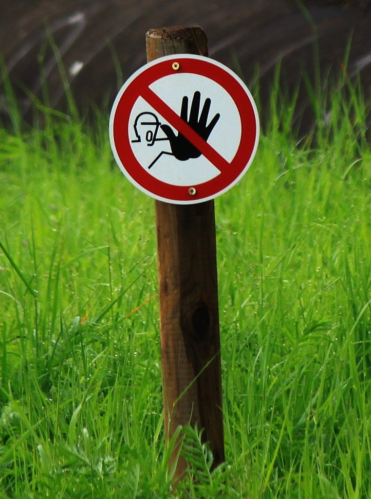 Eindeutiger Warnhinweis, gesehen am 11.05.2013 in Aachen Rothe-Erde.