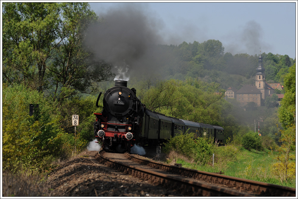 Eine 01 10 ist einfach eine 01 10. 01 1066 mit ihrem Sonderzug aus Stuttgart am 22.5.2010 auf dem Weg zum Schnellzug-Dampflok-Treffen in Neuenmarkt-Wirsberg, anlsslich des Dampffestivals 2010/175 Jahre Deutsche Eisenbahn, mit Blick auf die Kirche von Trebgast, ca. 5 Minuten vom Zielbahnhof entfernt.