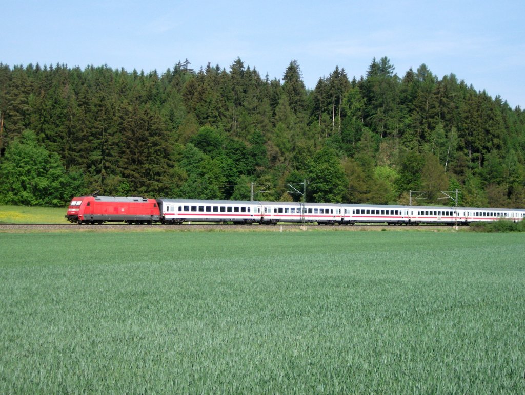 Eine 101 ist als Schlusslok am 22.Mai 2011 mit dem IC 2208 bei Stockheim unterwegs.