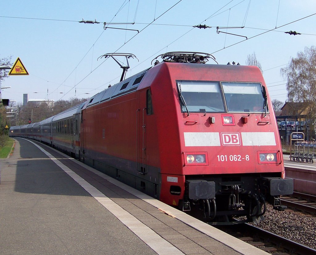 Eine 101 fhrt mit einen IC in den Bahnhof Uelzen ein (13.04.10)