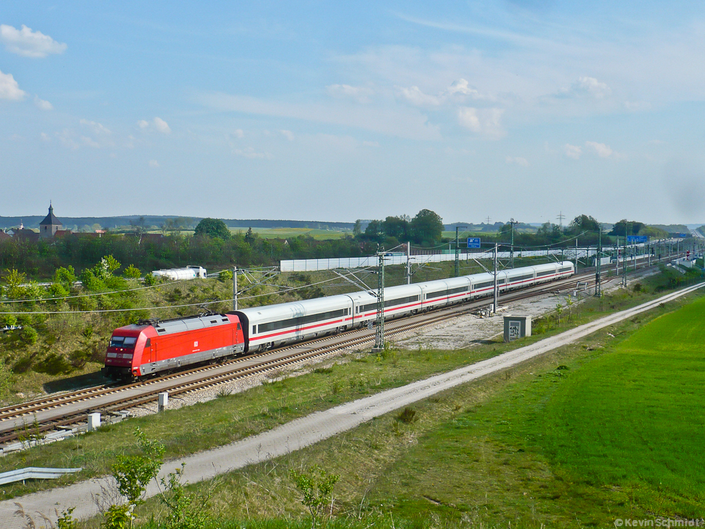 Eine von einer 101 gezogenen MET-Garnitur durchfährt als ICE 914 von München Hbf nach Berlin Gesundbrunnen gerade den Bahnhof Allersberg (Rothsee) in Richtung Nürnberg Hbf. (23.04.2011)
