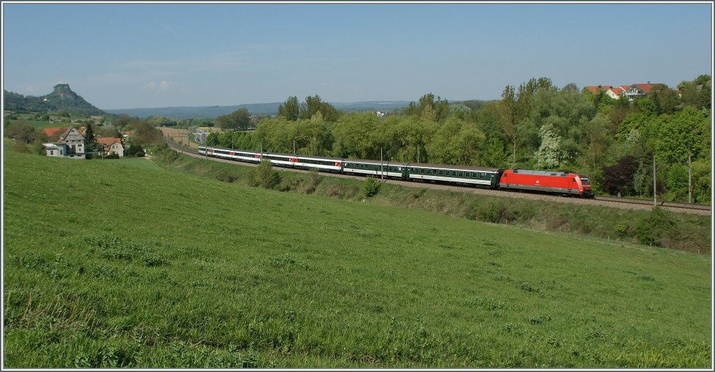 Eine 101 mit dem IC 187 Stuttgart - Zrich kurz vor Singen am 22. April 2011.
