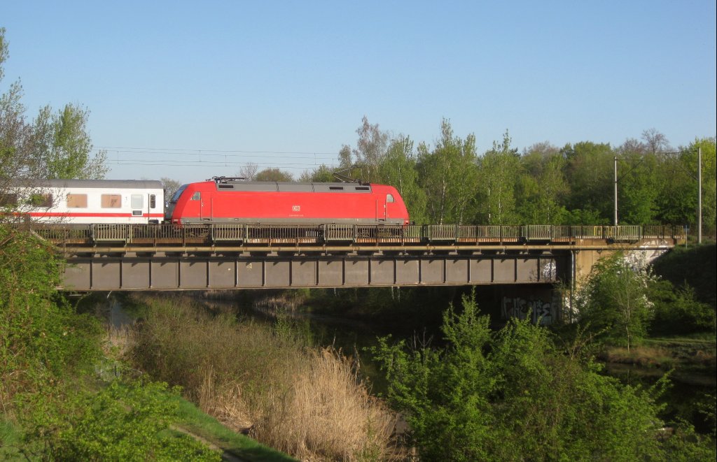 Eine 101 berfhrt am 16.04.11 mit dem IC 2304 nach Berlin, die Saale-Elster-Brcke in L-Rckmarsdorf.