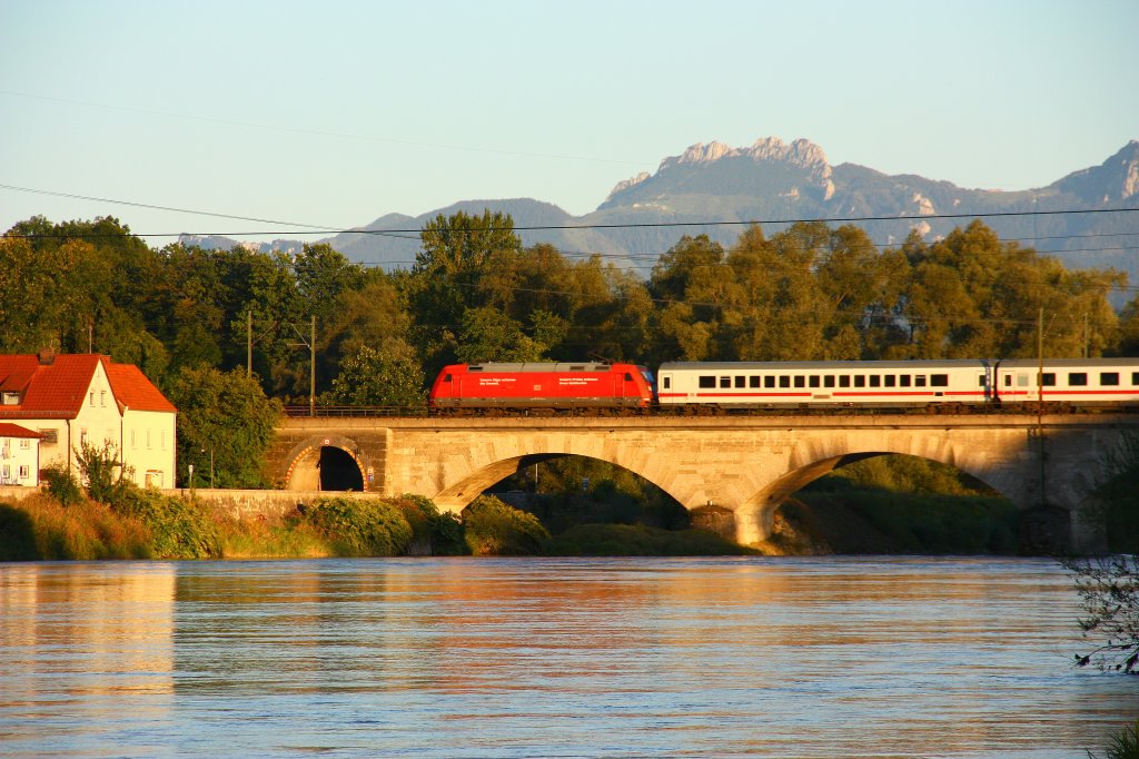 Eine 101 zieht ihren IC im letzten Abendlicht ber die Rosenheimer Innbrcke gen Salzburg ( im Hintergrund die Kampenwand ) - 27/08/2012