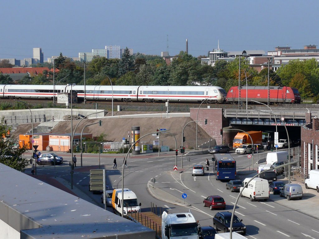 Eine 101er hinter dem ex Metropolitan-Steuerwagen als ICE 1106 Berlin-Sdkreuz - Hamburg-Altona bei Durchfahrt durch HH-Bergedorf; 05.10.2010