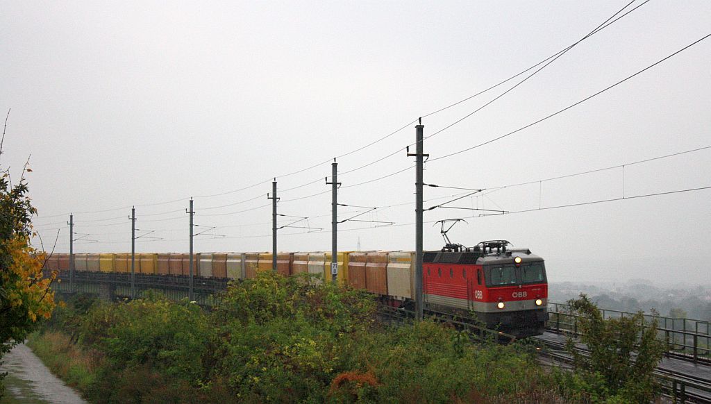 Eine 1044 befhrt mit einem Gterzug auf der Franz-Josefs Bahn die Limberger Hangbrcke. 25.9.10