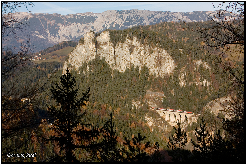 Eine 1044 fhrt mit ihrem Intercity ber die Krausl Klause bei Breitenstein. 19.11.2011