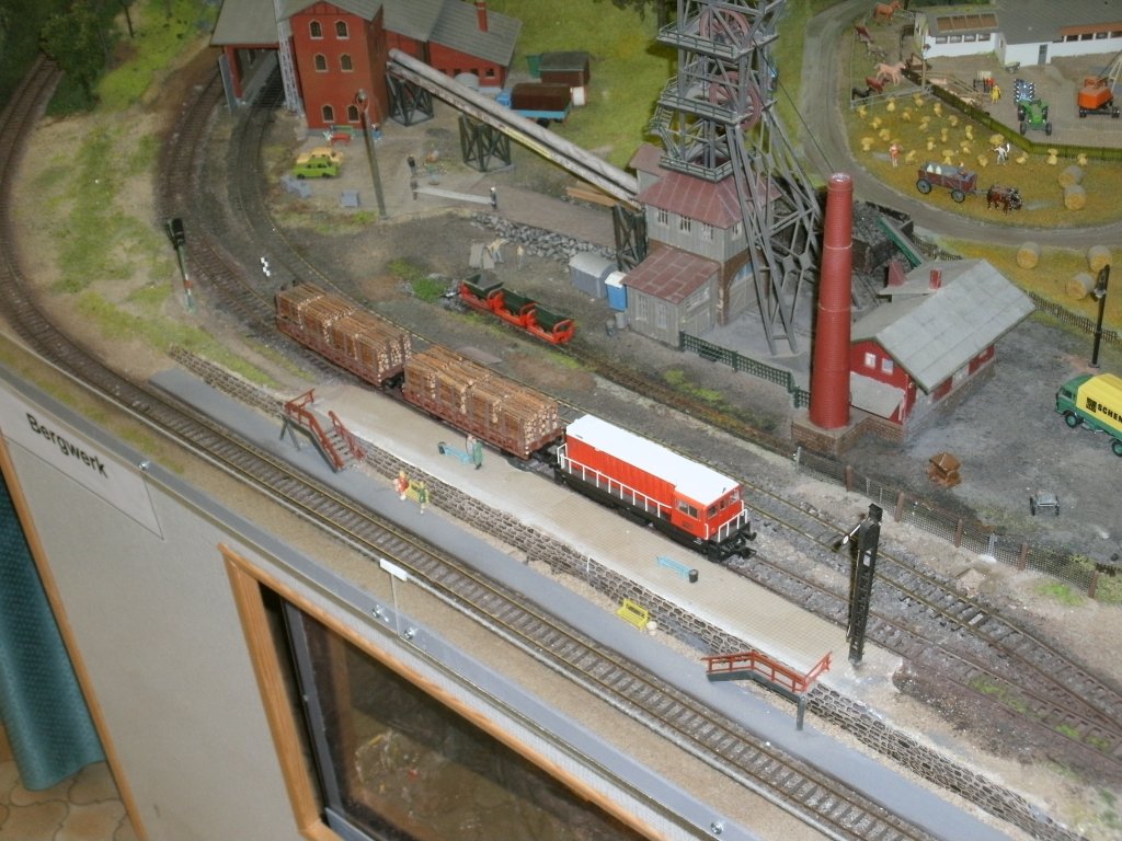 Eine 107 in einem Werksanschlu auf der Groen Sassnitzer H0-Anlage am 29.Dezember 2012 in Sassnitz.