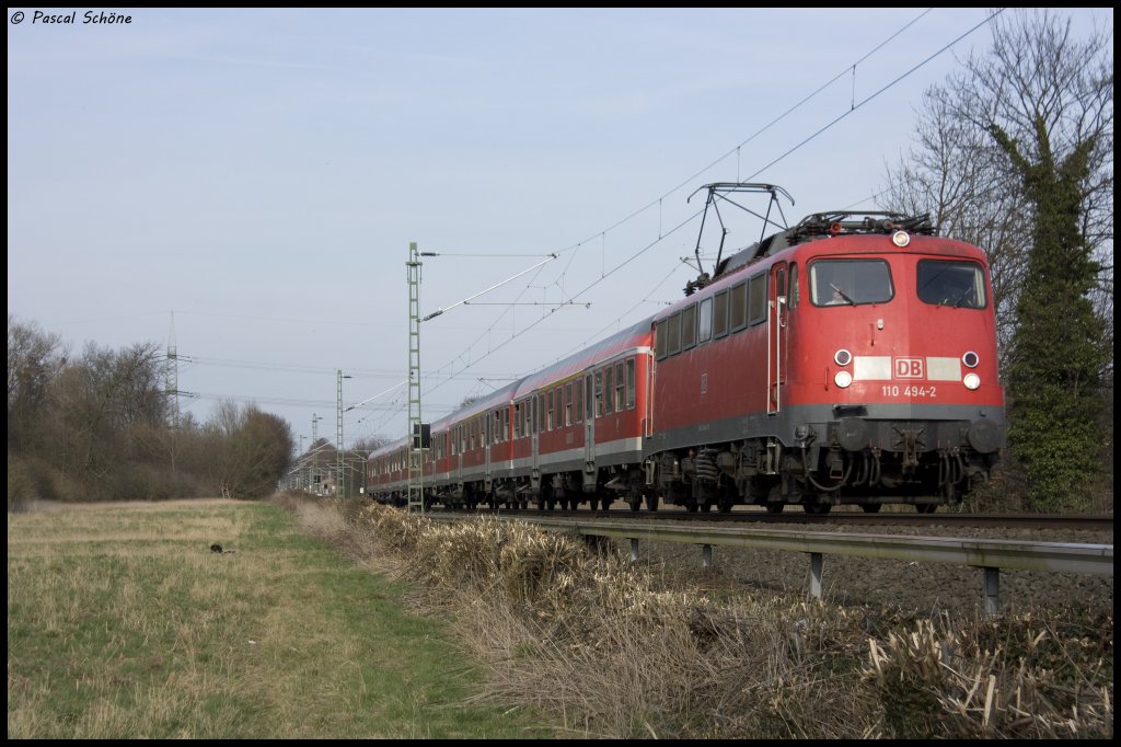 Eine 10er muss auch drin sein!
Hier die 110 494 als RE4 Verstrker Richtung Aachen an Km 28.4.
24.03.10 16:26