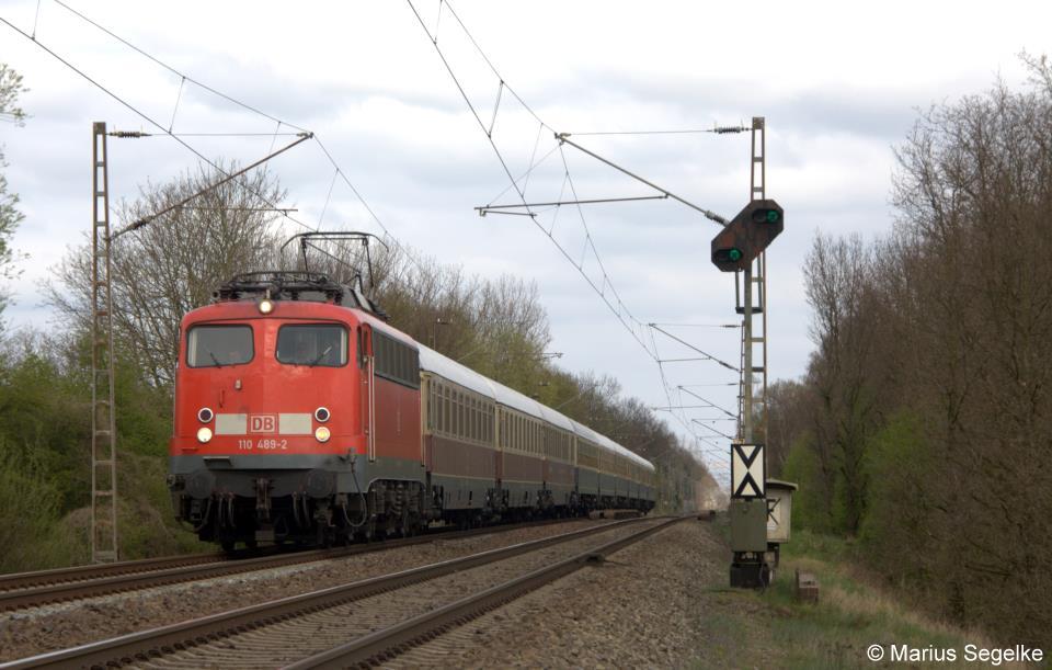 Eine 110 in Fernverkehrsdiensten: 110 489 zieht den IC 2417 von Flensburg nach K�ln Hbf und konnte auf der Bremer G�terumgehung bei Bremen Arbergen aufgenommen am 17.06.12