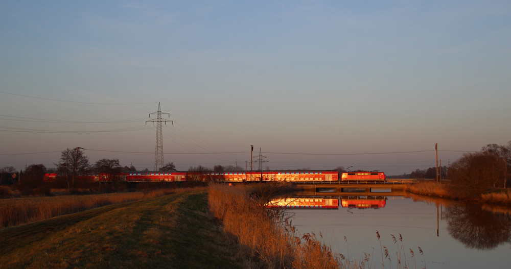 Eine 111 fuhr am 05.03.2013 mit einem RE von Mnster nach Emden, hier bei Neermoor.