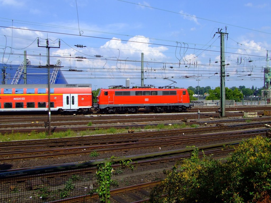 Eine 111 schiebt einen Regionalexpress von der Hohenzollernbrcke kommend in den Klner Hbf am 14.08.2010.
