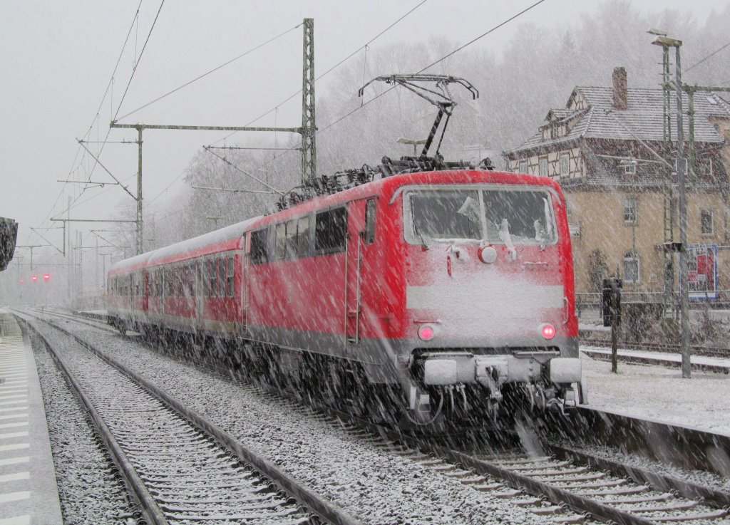 Eine 111 steht am 05. Januar 2012 mit zwei n-Wagen als RB nach Bamberg auf Gleis 4 in Kronach.