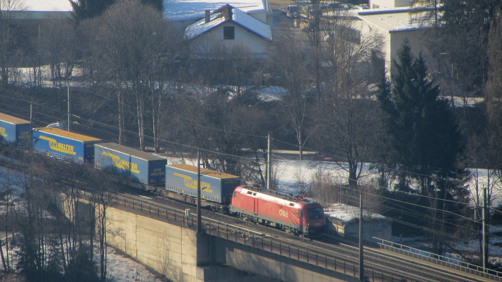 Eine 1116 am Schluss eines langen LKW-Walter Zuges bei Brixlegg am 29.2.2012.