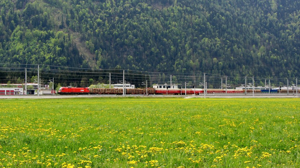 Eine 1116 bespannte am 1.5.2012 diesen langen Gterzug bei Rattenberg-Kramsach im Inntal.