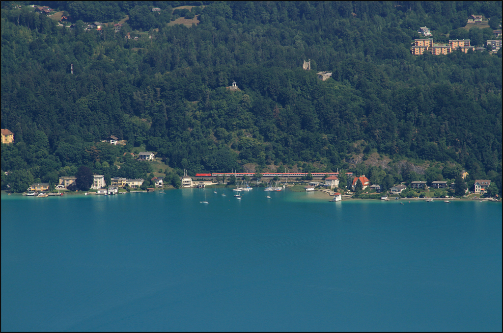 Eine 1116 fhrt mit EC 112 am Ufer des Wrthersee entlang.
Prtschach am Wrthersee 17.07.13.