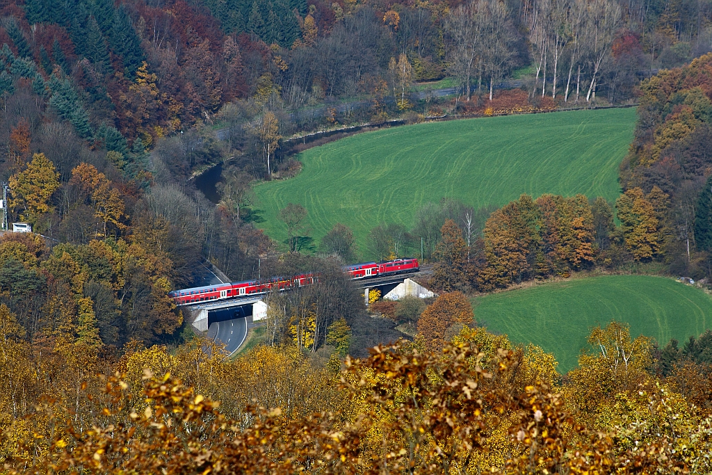 Eine 111er mit dem RE 9 am 01.11.2011 hinter Kirchen-Freusburg, sie fhrt auf der Siegstrecke Richung Siegen. Die Aufnahme entstand vom Ottoturm bei Kirchen-Herkersdorf.