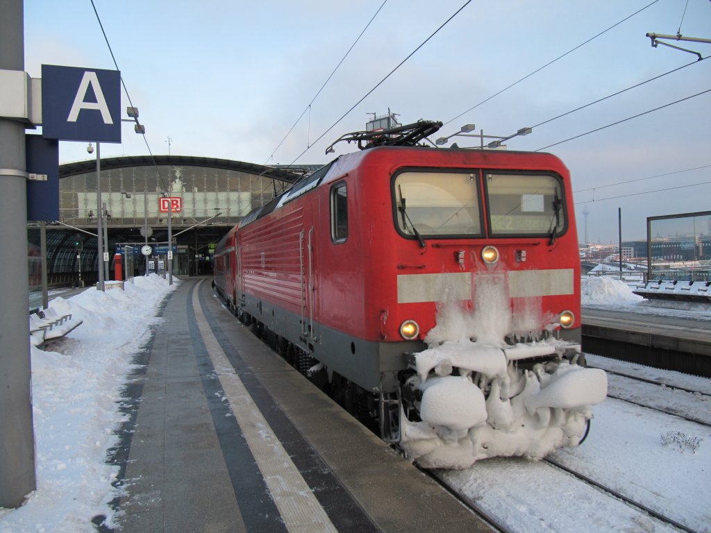 Eine 112er mit dem RE 2  nach Rathenow bei der Ausfahrt aus dem Berliner Hbf.. 03.01.2010