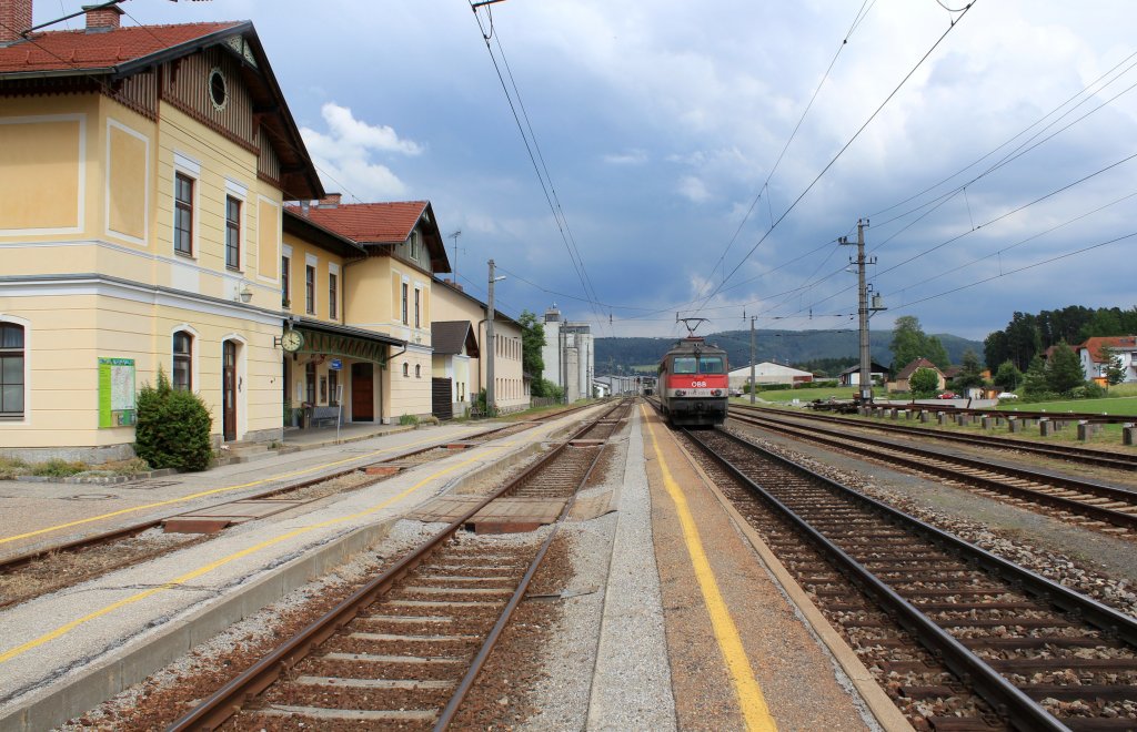 Eine 1142 iger durchfhrt als Lokzug den Bahnhof Freistadt, Juni 2011