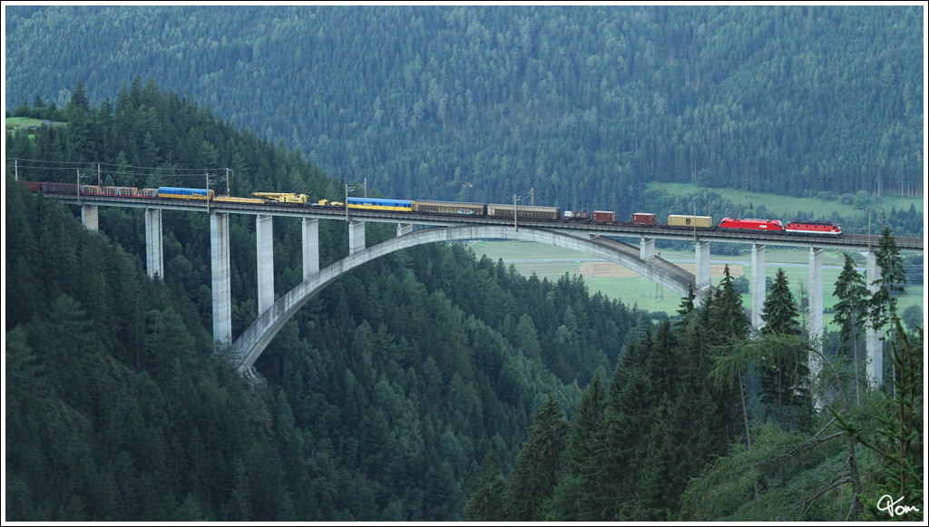 Eine 1144 und eine 1116, ziehen diesen bunt gemischten Gterzug ber die 377 m lange Pfaffenberg-Zwenberg Brcke nahe Obervellach.
2.8.2012 