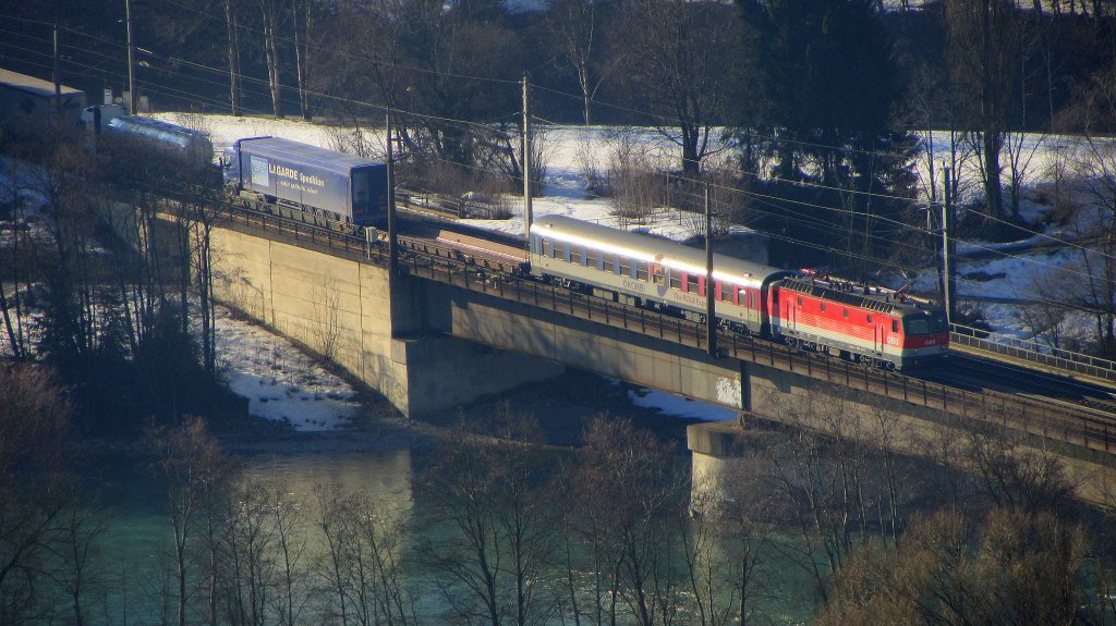 Eine 1144 mit einer RoLa in Brixlegg Richtung Wrgl am 29.2.2012.