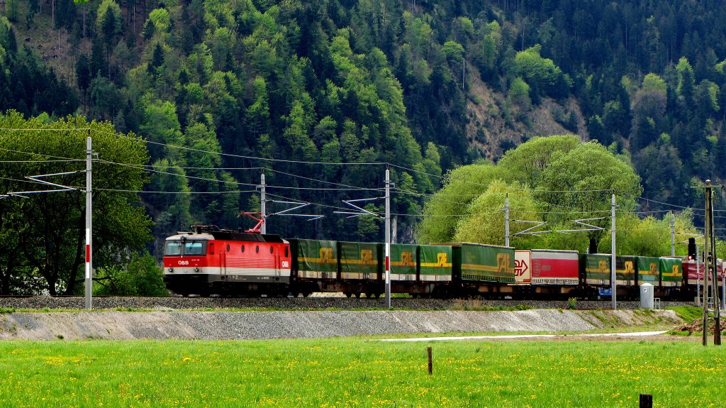 Eine 1144 schiebt bei einem LKW-Zug von Mnchen nach Verona nach. Die Aufnahme entstand am 1.5.2012 nahe der Haltestelle Rattenberg-Kramsach.