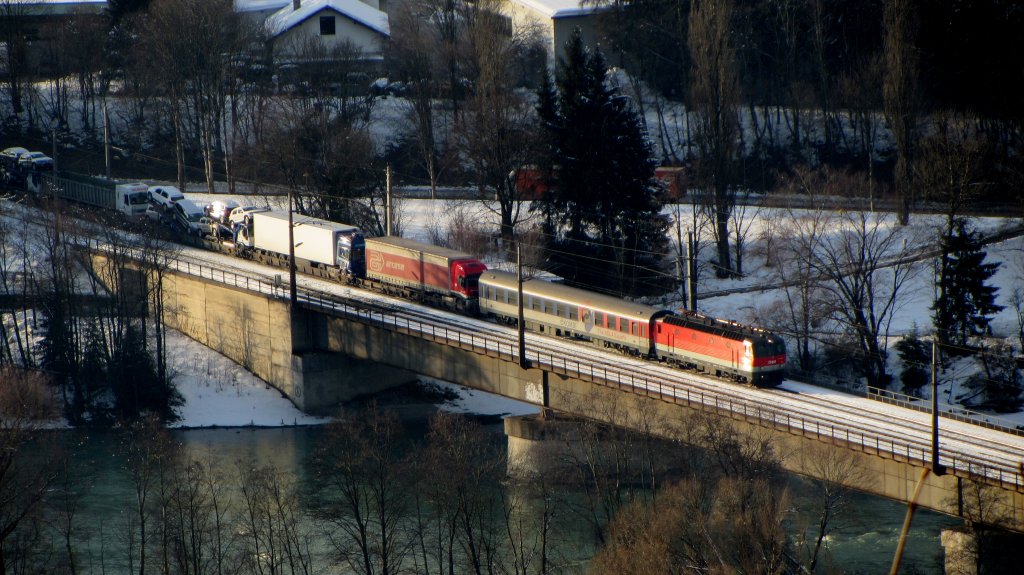 Eine 1144 schiebt einer Rola bei Brixlegg zum Brenner nach.(27.1.2012)