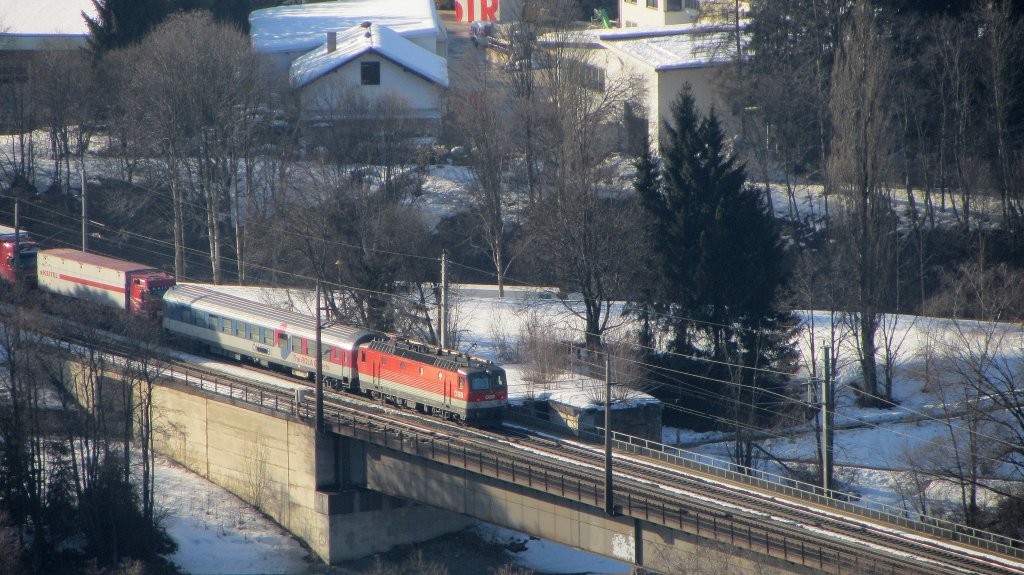 Eine 1144 schiebt einer RoLa bei Brixlegg Richtung Brenner nach.(24.2.2012)