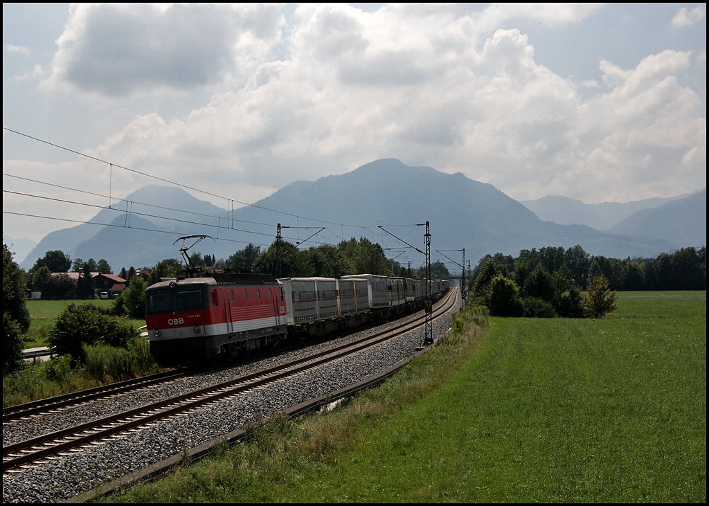 Eine 1144er durchfhrt das Inntal mit dem  Terratrans-Paneuropa-Express , Verona Q.E. - Bremen-Golland, und ist bei Pfrauendorf unterwegs. (05.08.2009)