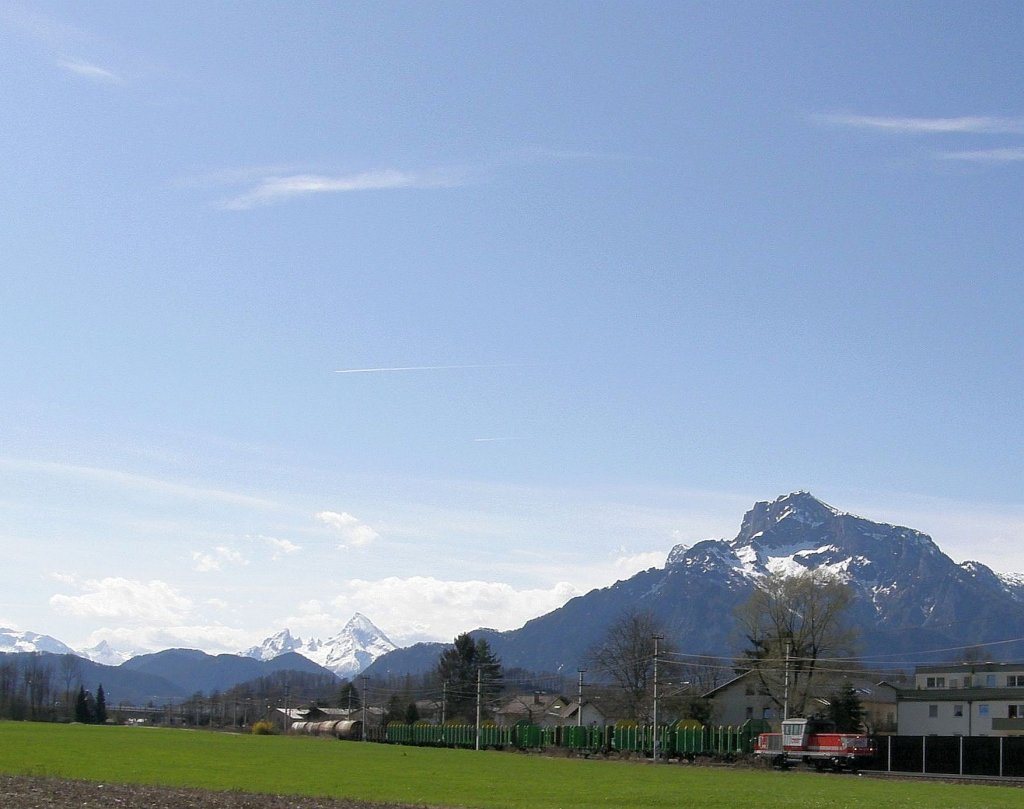 Eine 1163 mit einem Gterzug kurz hinter Salzburg Sd, 30.3.10